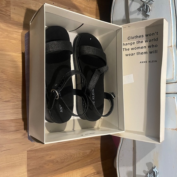 Shoes never worn :) - Picture 2 of 3